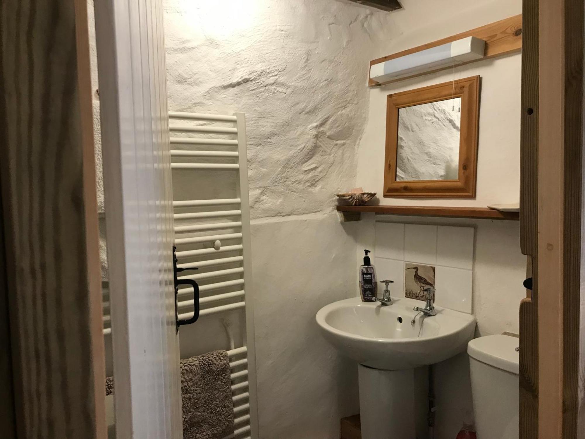 Tiny Cosy Snug Apartment Manorowen Exterior photo